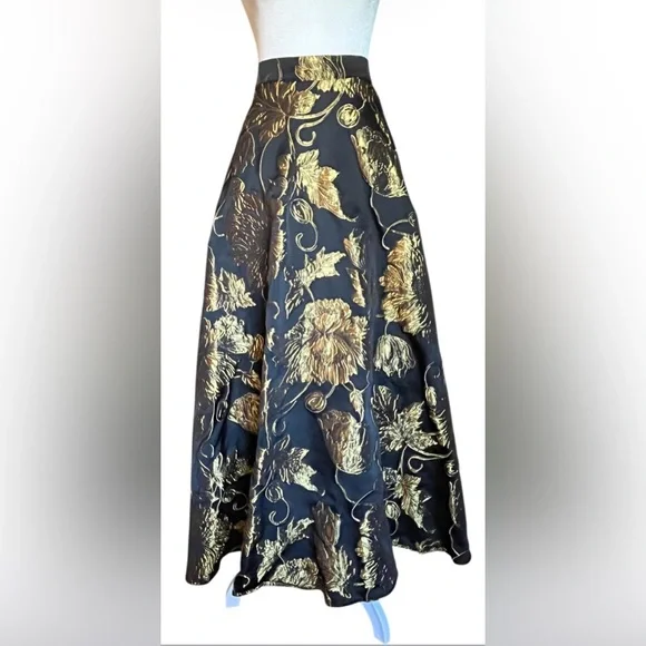 Gold metallic floral jacquard maxi skirt. Evening. Formal. A-silhouette, Lined 6 - Picture 4 of 12
